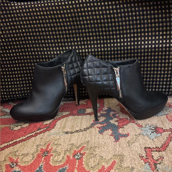 Vince Camuto Shoes - Vince Camuto Black Leather Zip Booties Evgenia size 7.5 - gently used